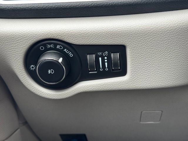 Certified 2023 Chrysler Pacifica Touring-L image 26