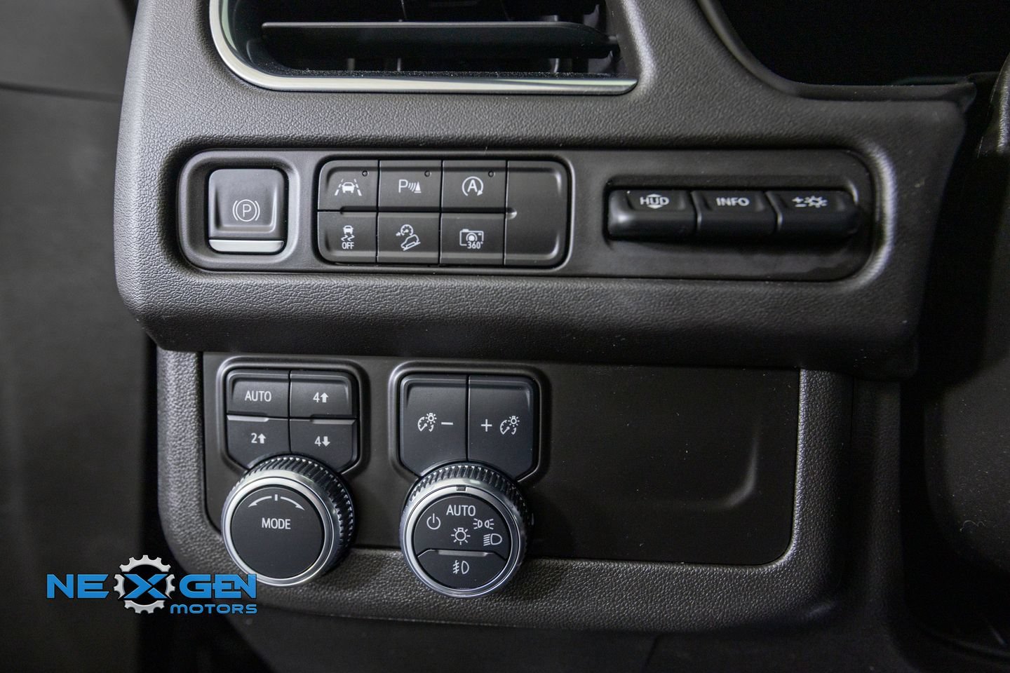 Used 2023 GMC Yukon XL AT4 w/ AT4 Premium Package AWD/4WD image 16