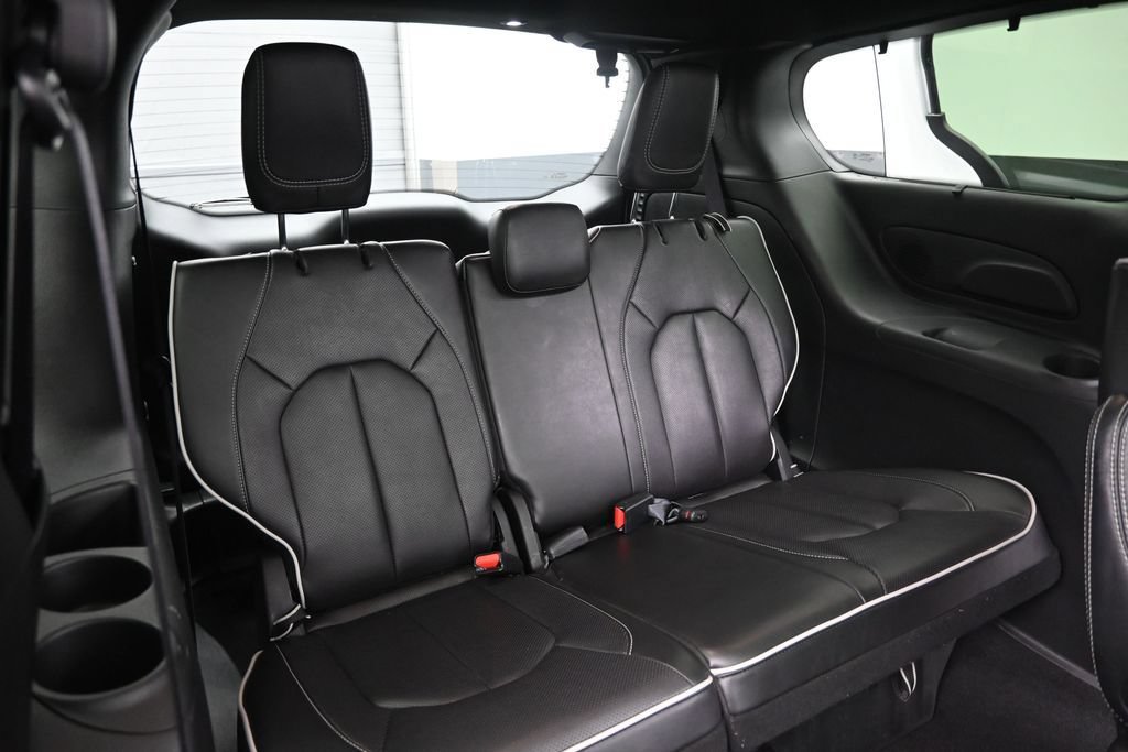 Used 2025 Chrysler Pacifica Limited FWD image 18