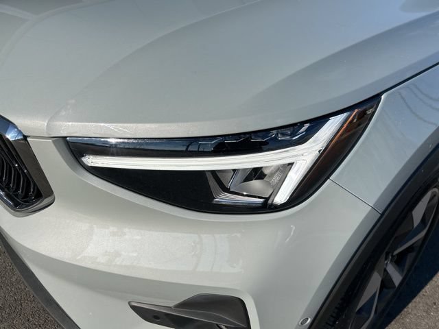 Certified 2025 Volvo XC40 B5 Plus AWD/4WD image 8