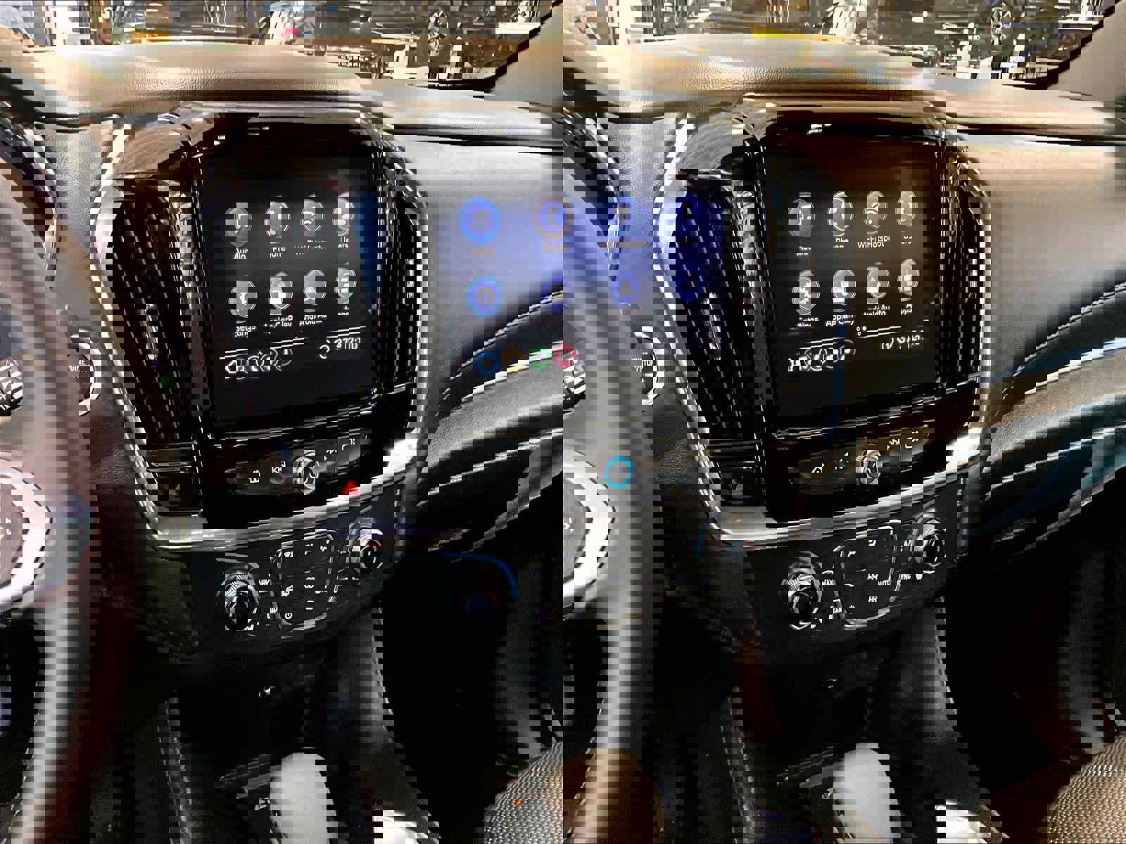 Used 2023 Chevrolet Traverse LT image 19