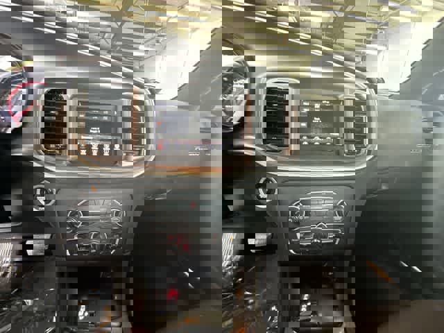 Used 2020 Dodge Charger SXT w/ Blacktop Package image 16