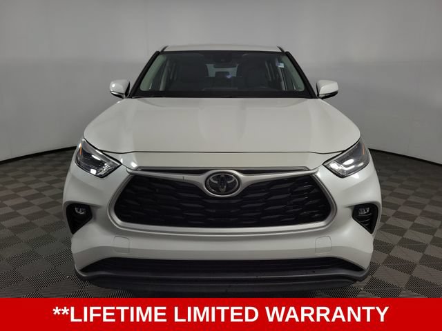 Used 2024 Toyota Highlander LE FWD image 3