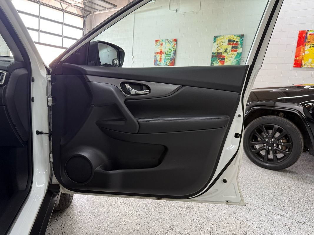 Used 2016 Nissan Rogue SV AWD/4WD image 15