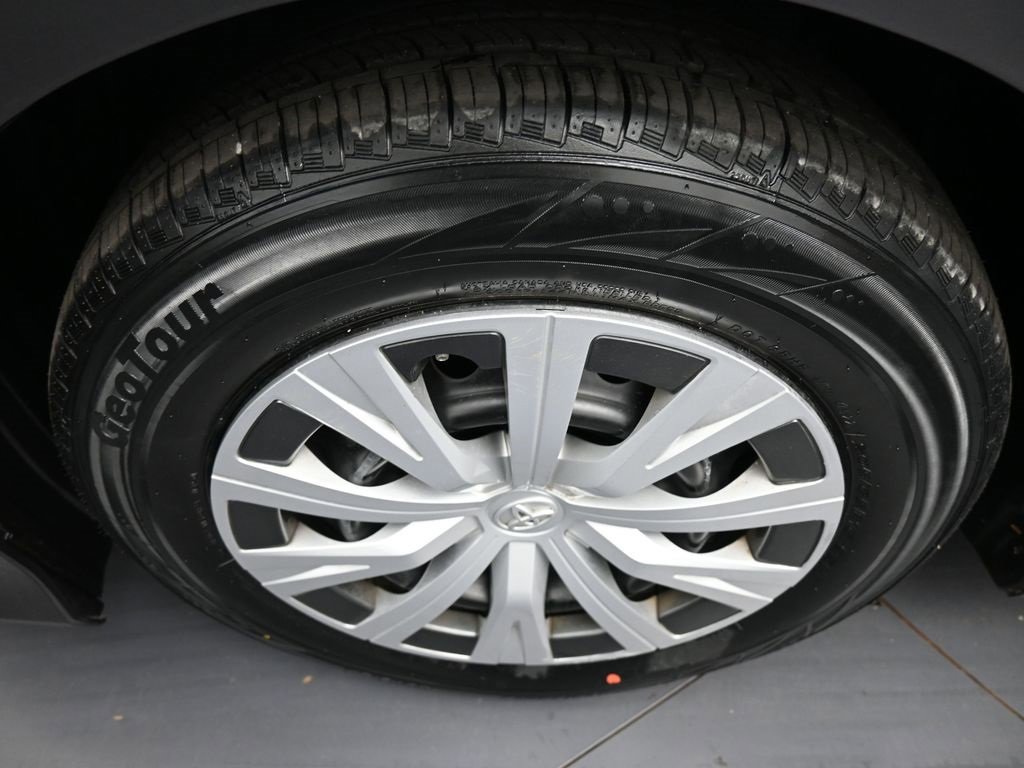 Certified 2019 Toyota Camry LE image 14