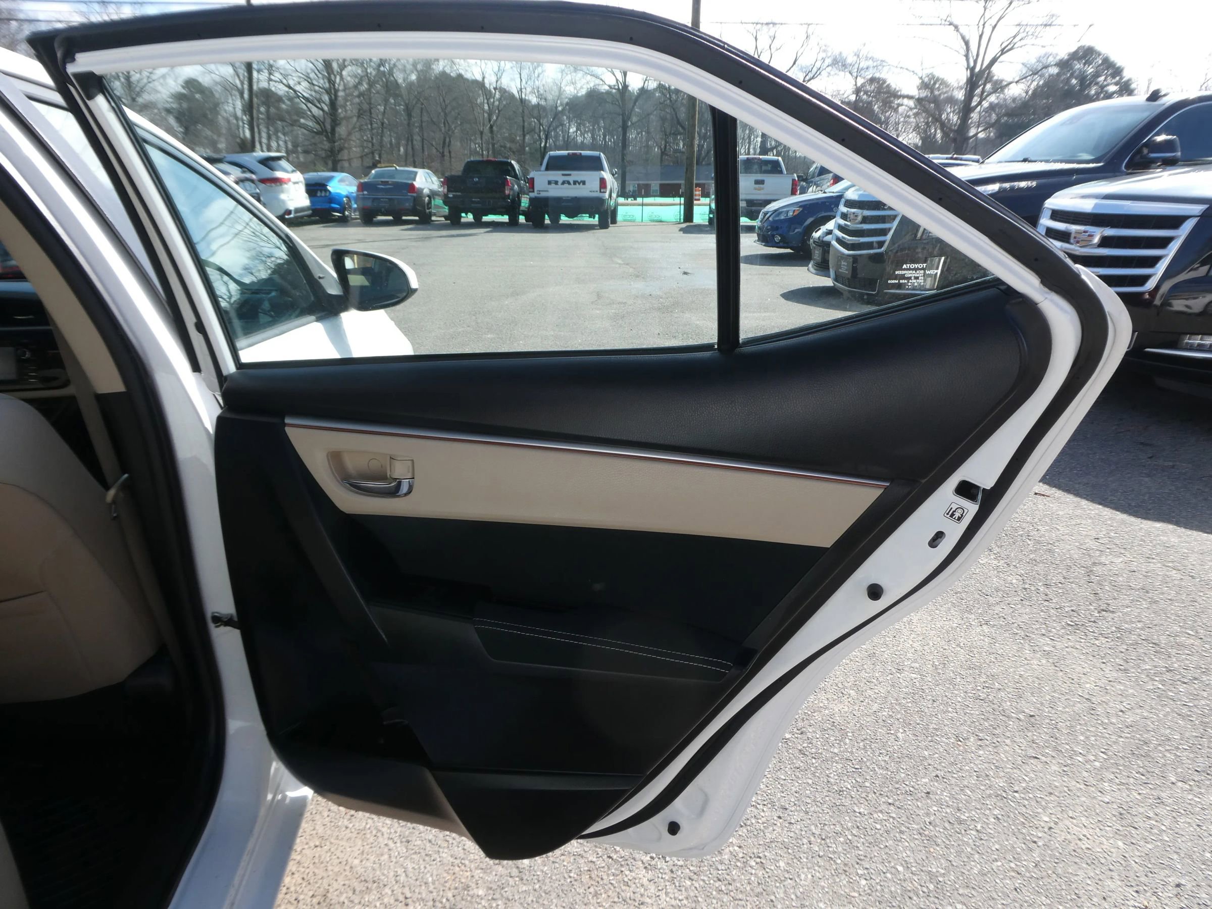 Used 2014 Toyota Corolla LE FWD image 24