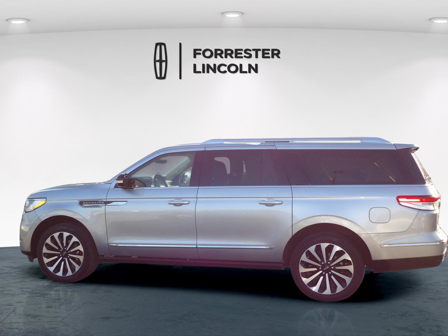 Used 2024 Lincoln Navigator L Reserve image 6