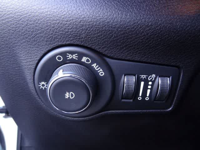 Used 2025 Jeep Compass Trailhawk AWD/4WD image 13