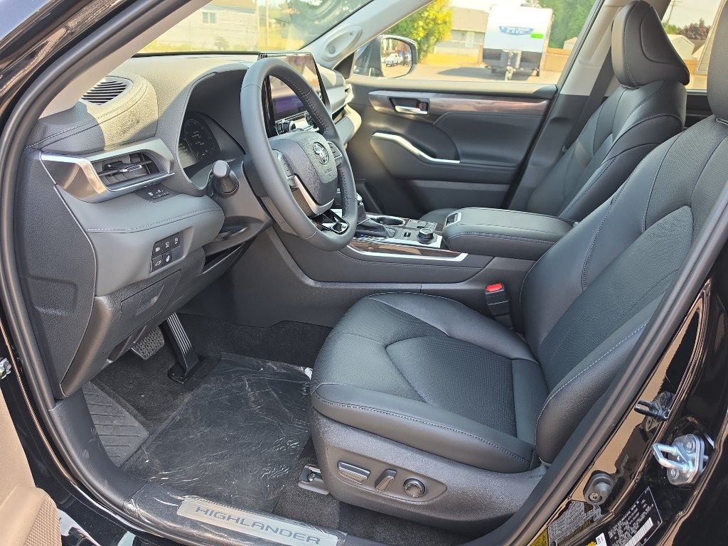 New 2026 Toyota Highlander Limited AWD/4WD image 16