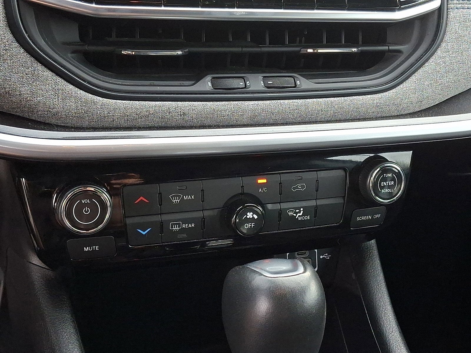 Used 2024 Jeep Compass Latitude image 14