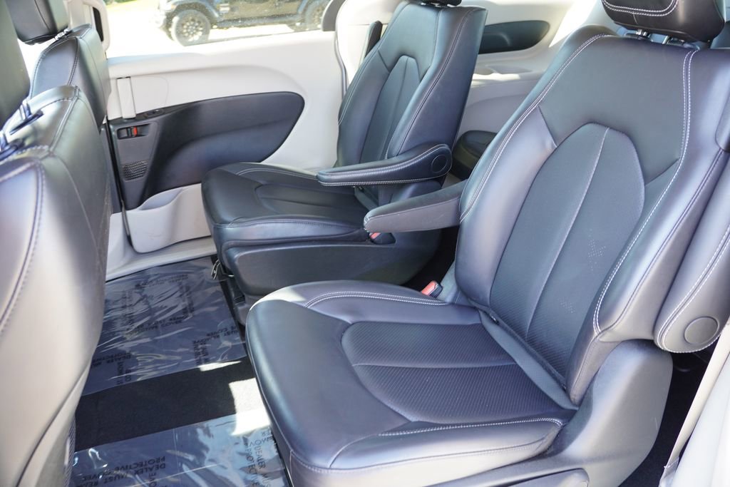 Certified 2024 Chrysler Pacifica Limited FWD image 18