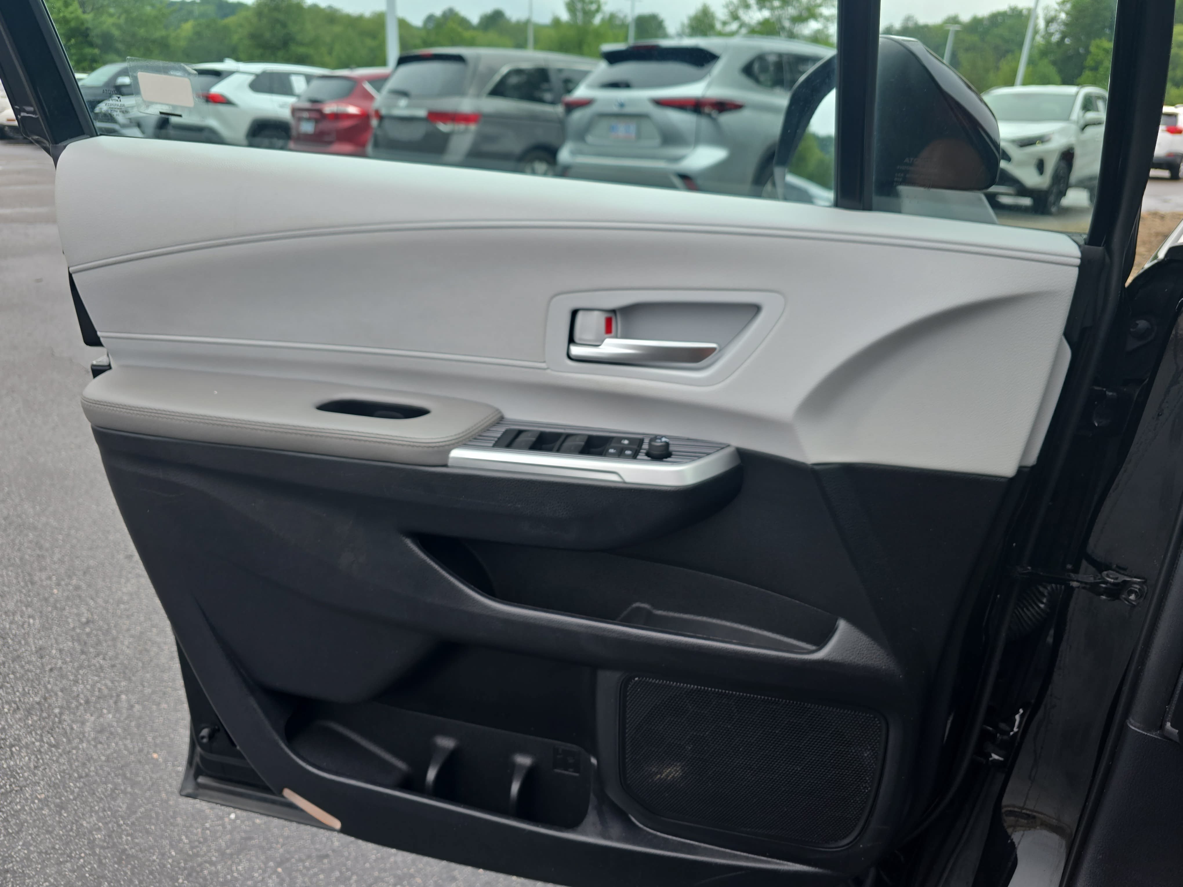 Used 2025 Toyota Sienna XLE FWD image 27