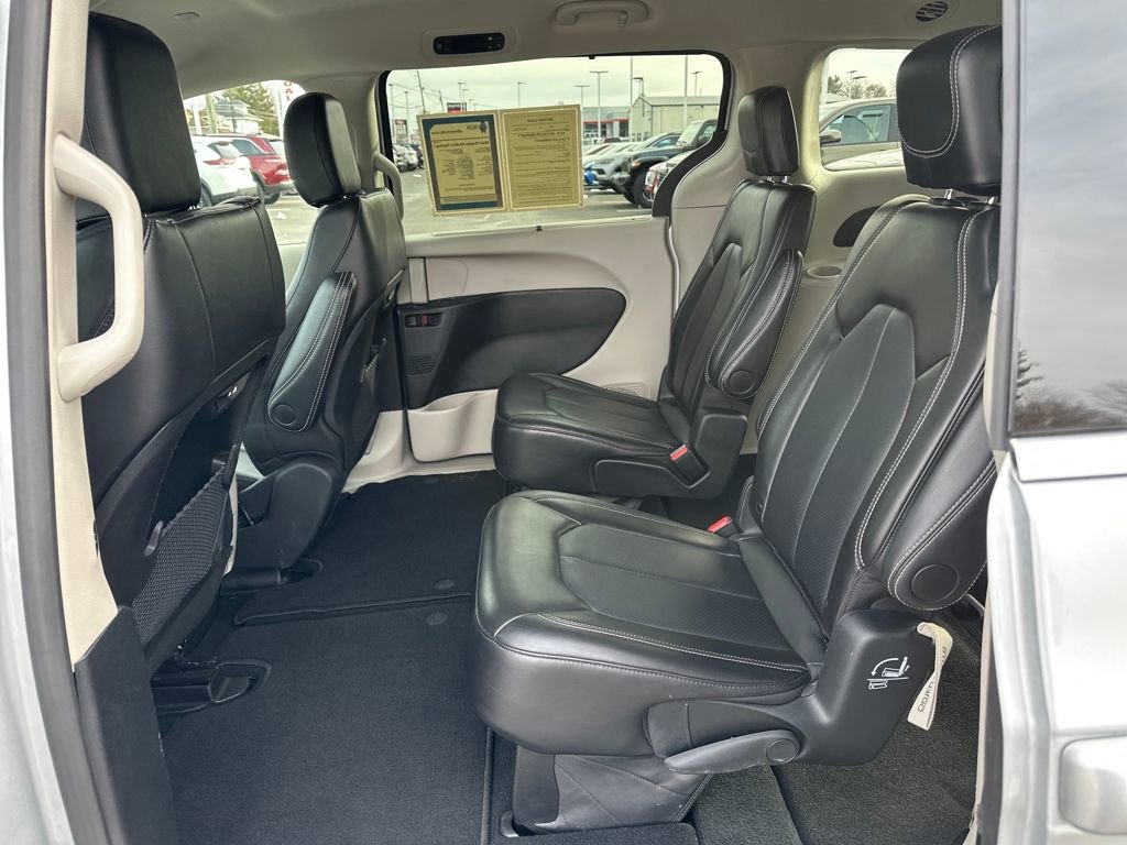 Used 2024 Chrysler Pacifica Touring-L image 16