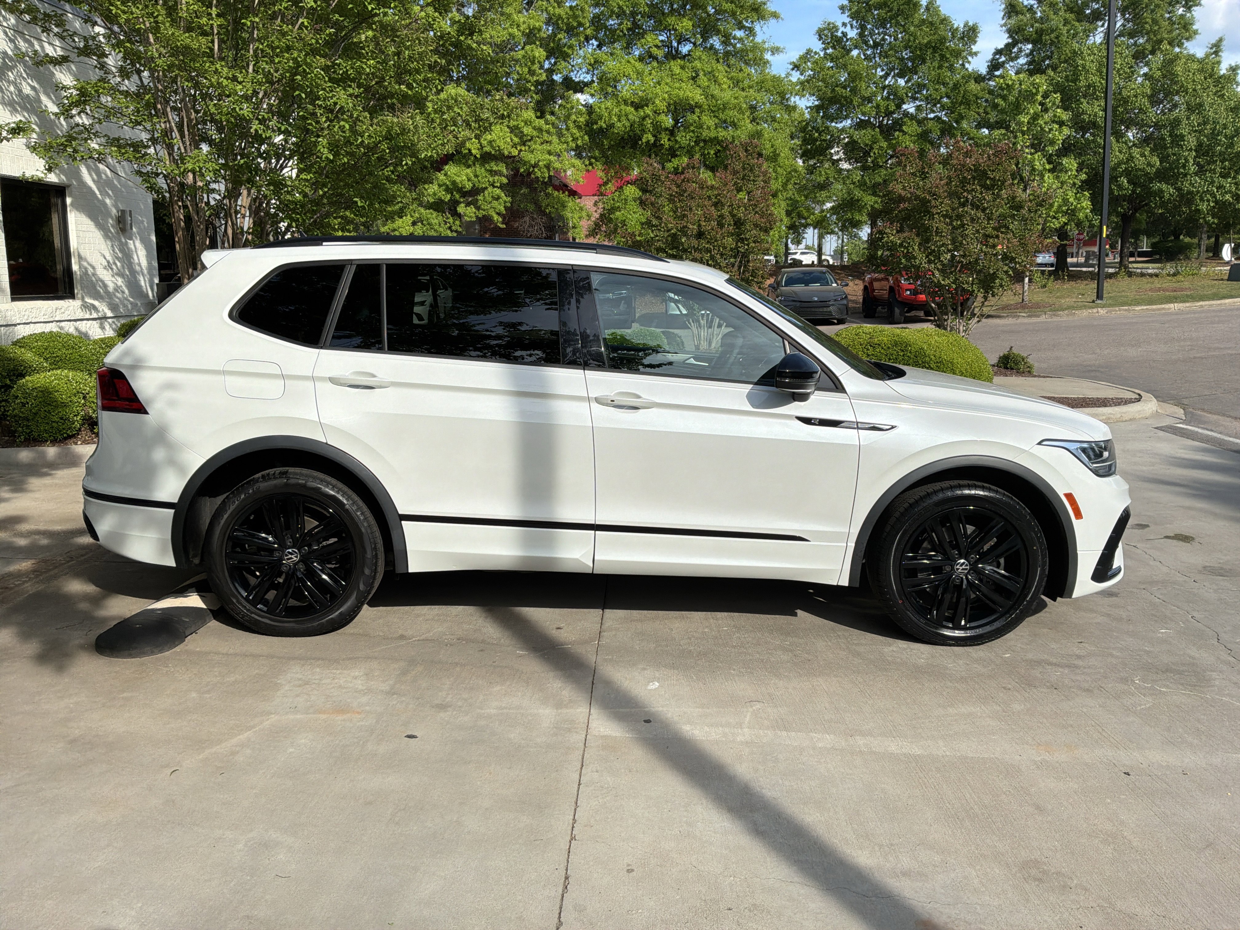 Used 2022 Volkswagen Tiguan SE R-Line FWD image 11
