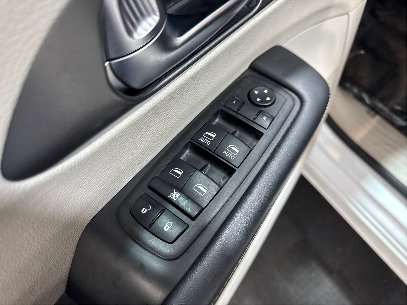 Used 2023 Chrysler Pacifica Touring-L FWD image 31