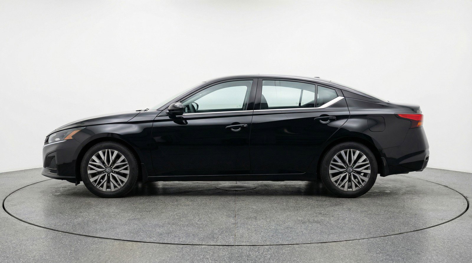 Used 2025 Nissan Altima 2.5 SV FWD image 5