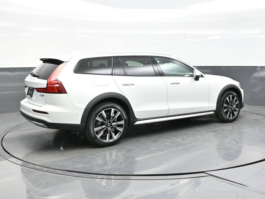 New 2026 Volvo V60 B5 Cross Country Ultra w/ Climate Package AWD/4WD image 7