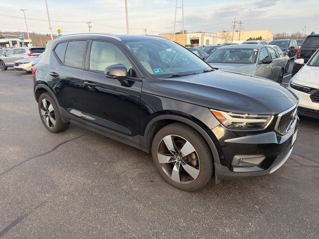 Used 2019 Volvo XC40 T5 Momentum image 1
