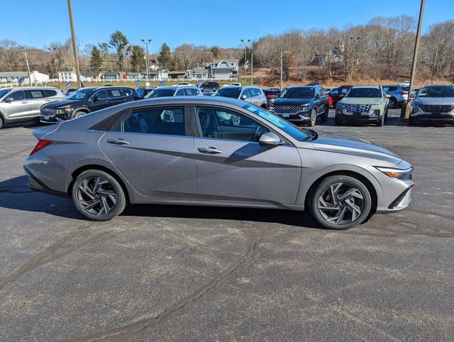 Used 2024 Hyundai Elantra SEL w/ Convenience Package FWD image 3