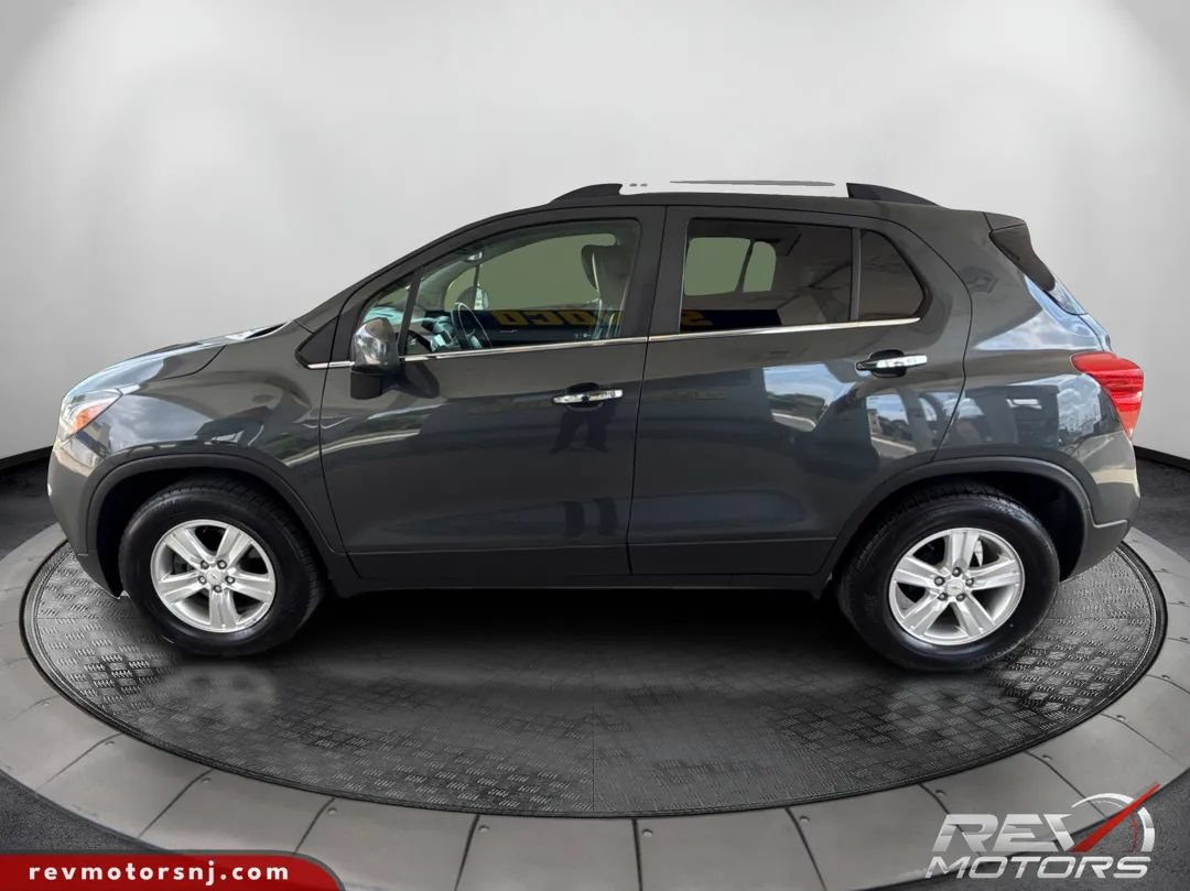 Used 2017 Chevrolet Trax LT w/ LT Convenience Package FWD image 2
