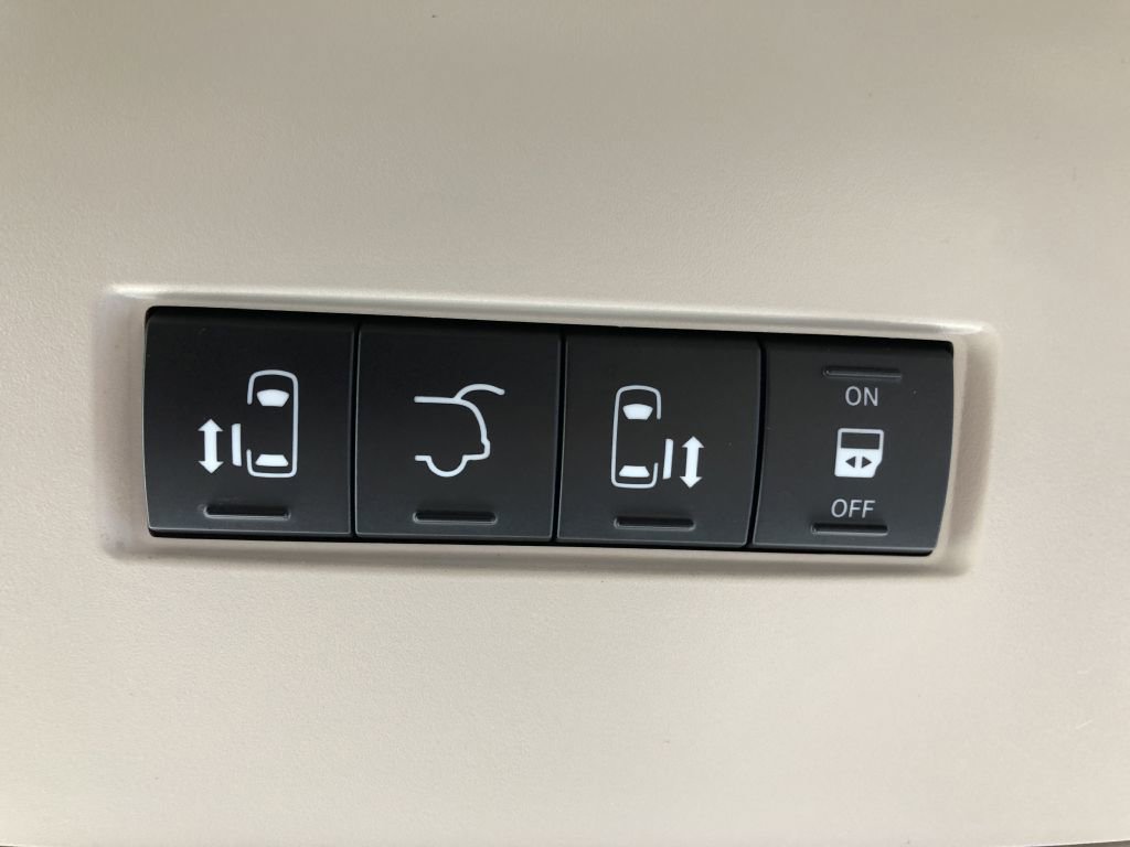 Used 2014 Chrysler Town & Country Touring image 28