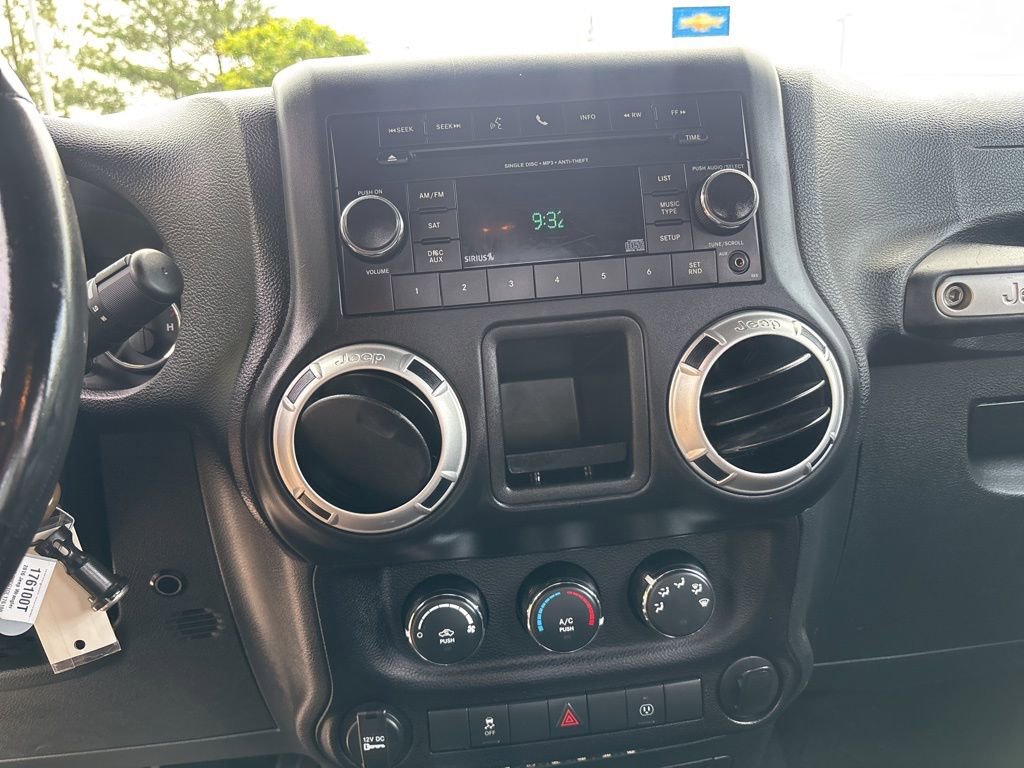 Used 2016 Jeep Wrangler Rubicon w/ Connectivity Group image 32