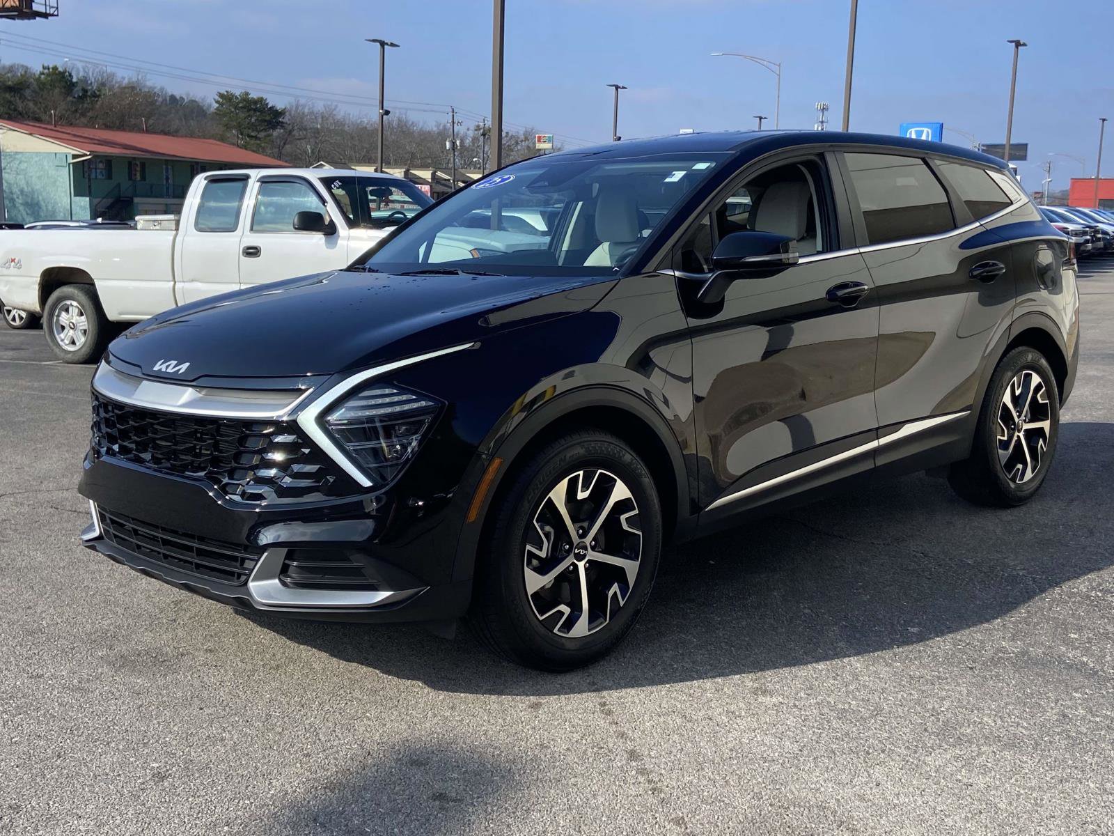 Used 2025 Kia Sportage EX image 4