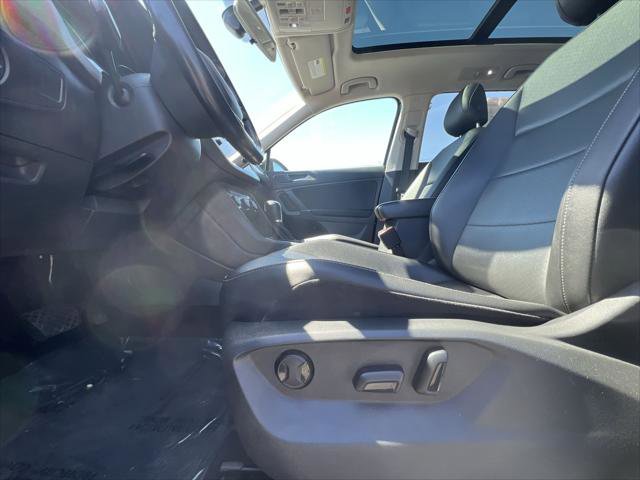 Used 2018 Volkswagen Tiguan SE w/ Panoramic Sunroof Package AWD/4WD image 12