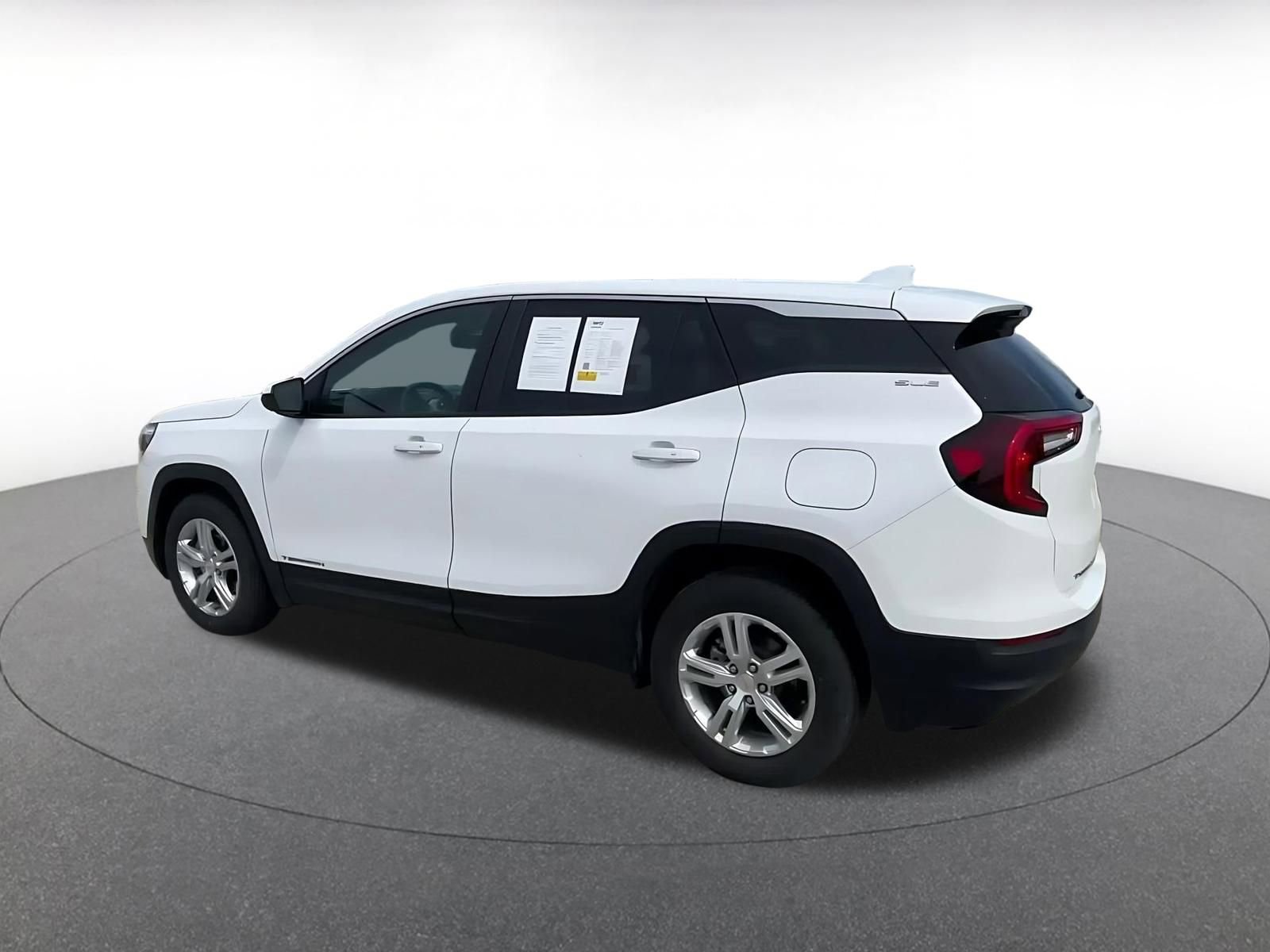 Used 2024 GMC Terrain SLE image 10