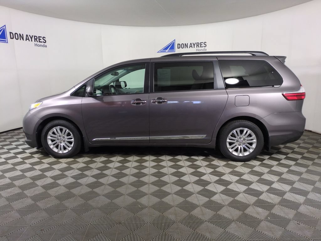 Used 2017 Toyota Sienna XLE Premium w/ Protection Package FWD image 2