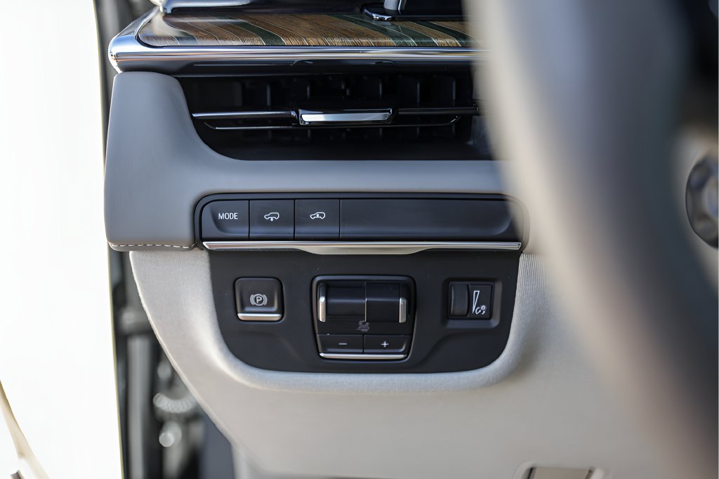 Used 2023 Cadillac Escalade Premium Luxury Platinum w/ LPO, Radiant Package RWD image 18