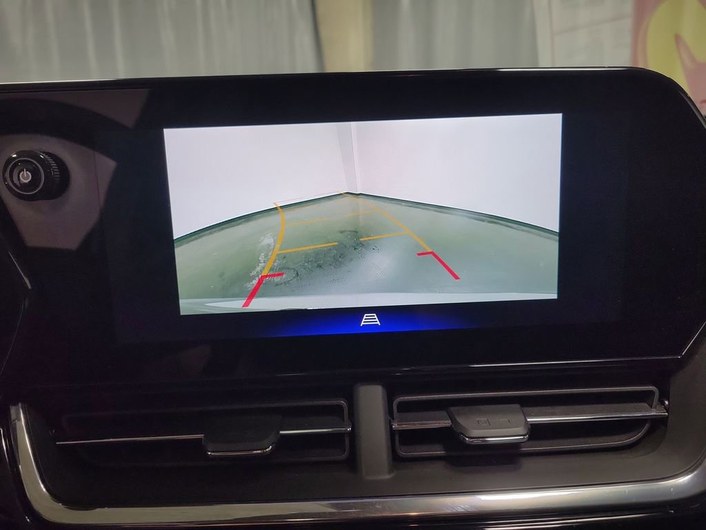 Used 2025 Chevrolet Trax RS w/ Sunroof Package image 16