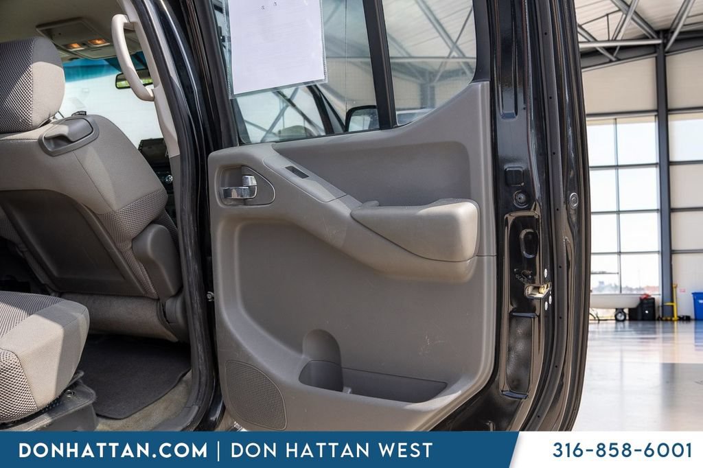Used 2012 Nissan Frontier SV w/ SV Premium Utility Pkg AWD/4WD image 19