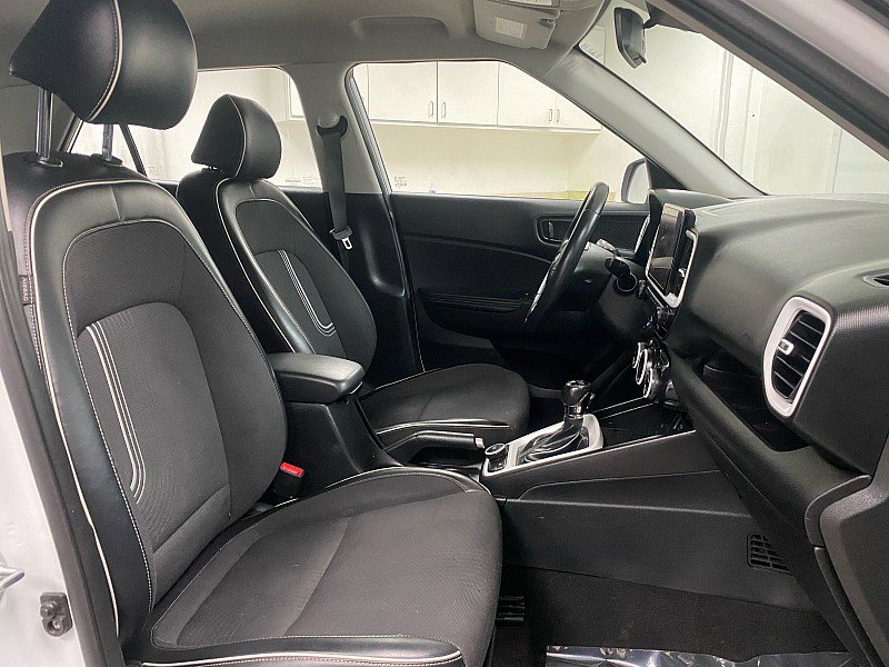 Used 2023 Hyundai Venue Limited image 14