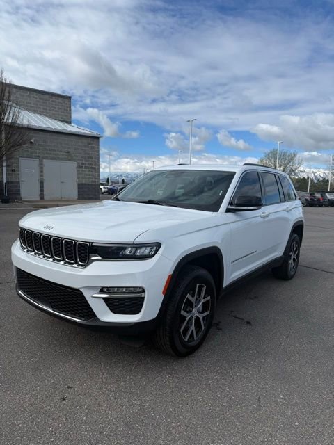 Used 2024 Jeep Grand Cherokee Limited image 2