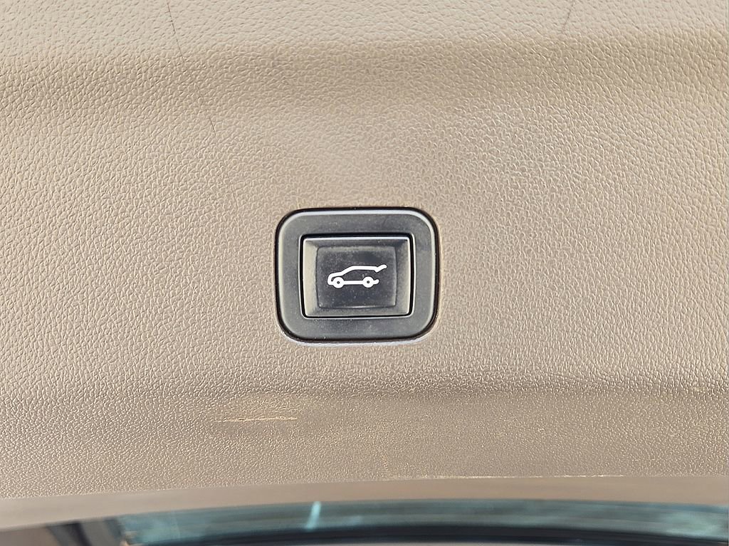 Used 2022 GMC Yukon XL SLT w/ SLT Luxury Package image 15