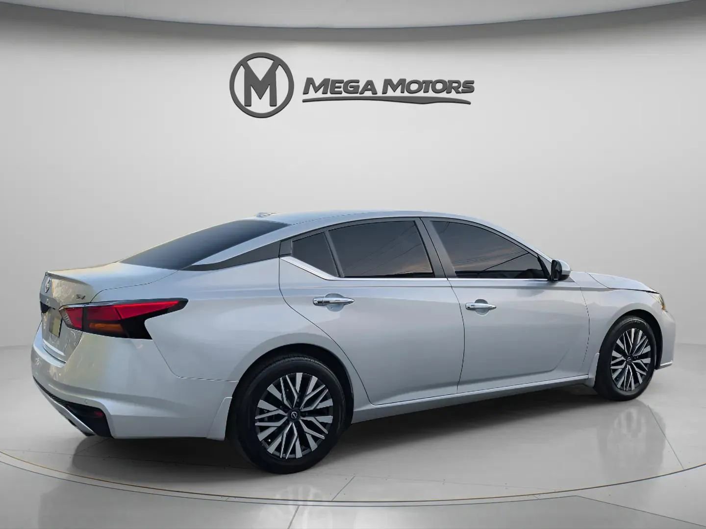 Used 2024 Nissan Altima 2.5 SV w/ SV Premium Package FWD image 8