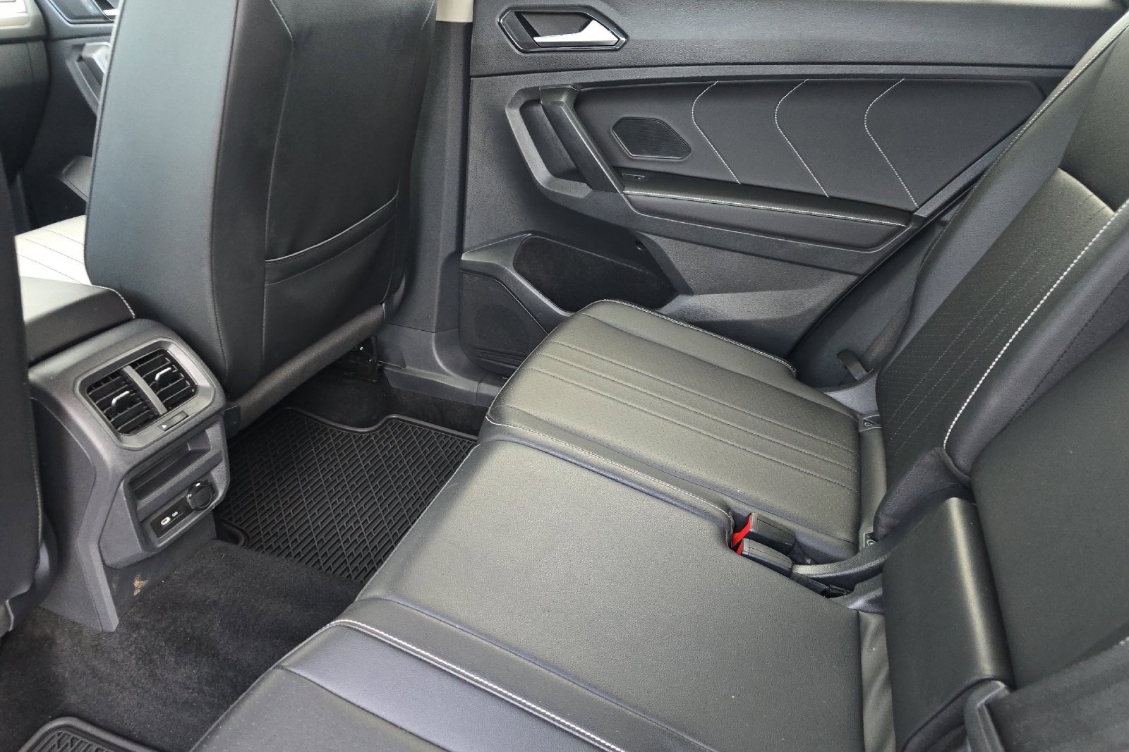 Used 2022 Volkswagen Tiguan SE image 12