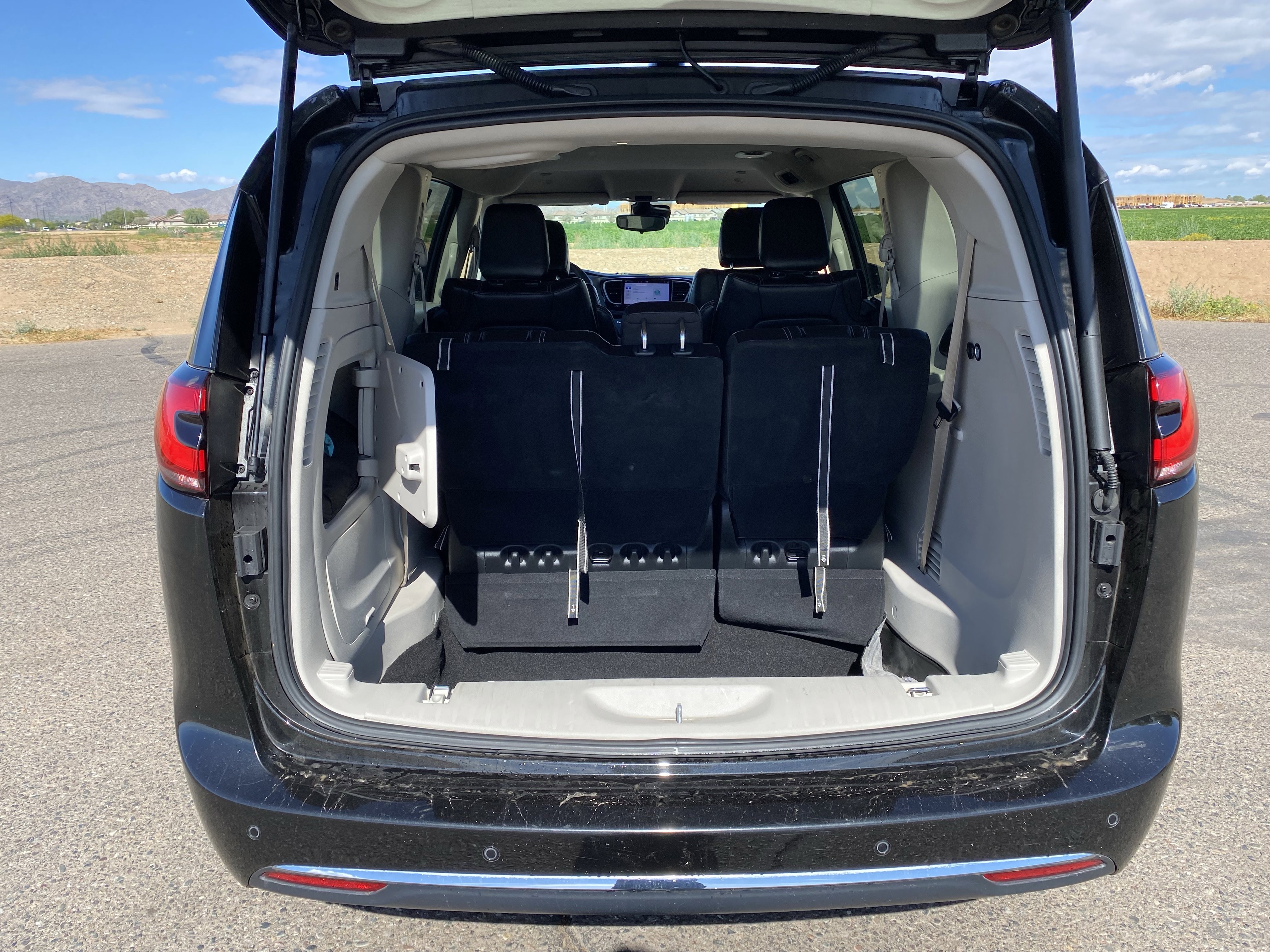 Used 2023 Chrysler Pacifica Touring-L image 15