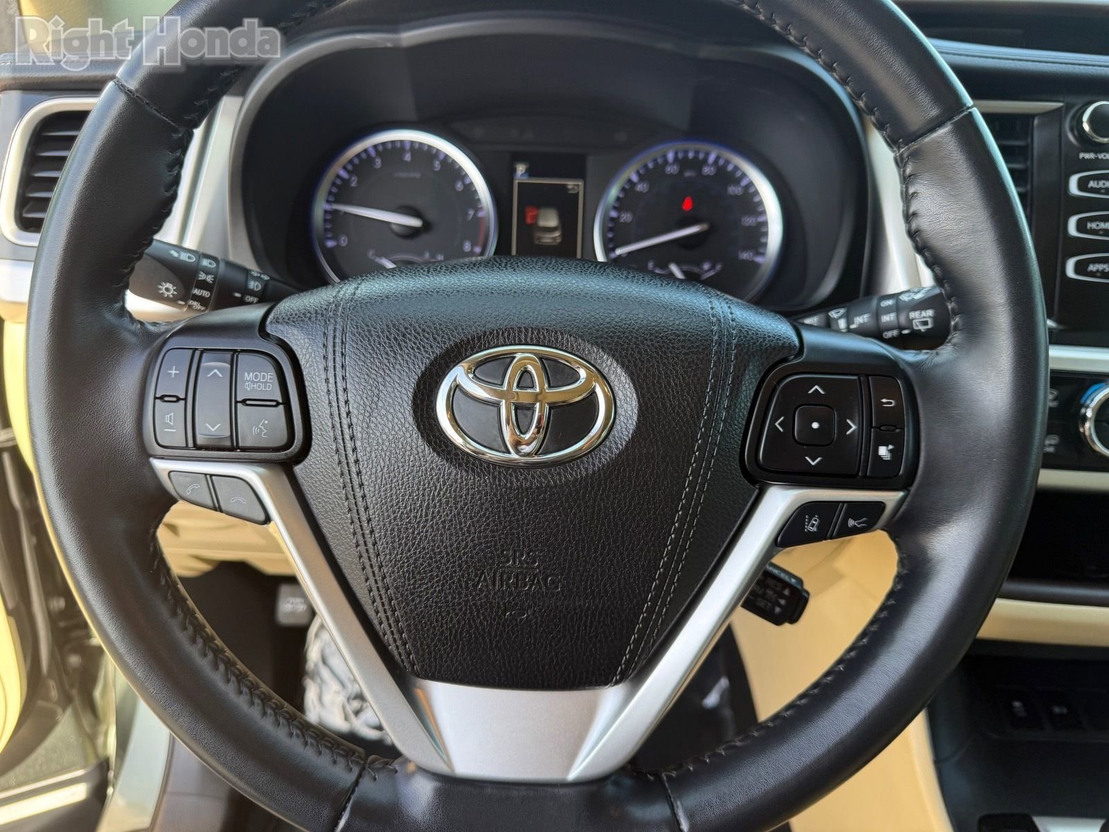 Used 2019 Toyota Highlander XLE FWD image 16