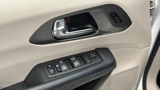 Used 2023 Chrysler Pacifica Touring-L FWD image 19