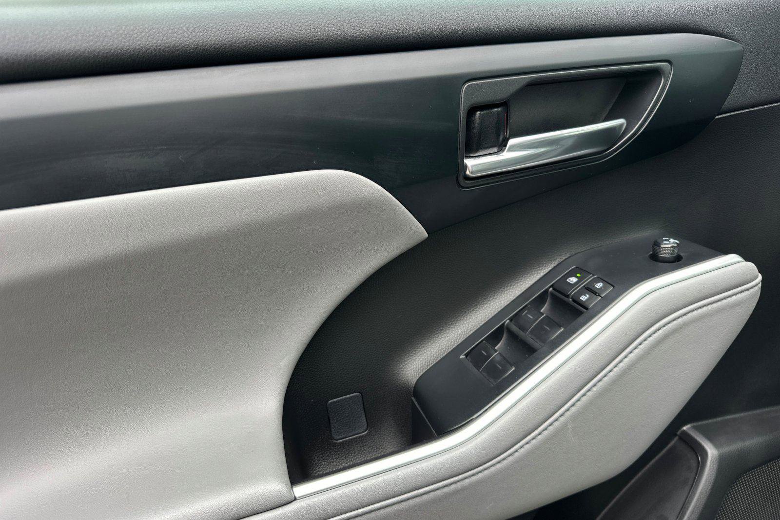 Used 2022 Toyota Highlander XLE image 11