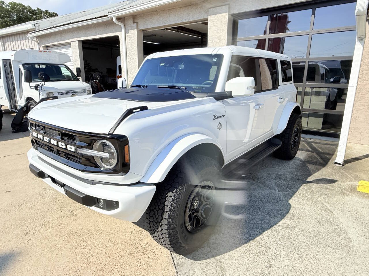 Used 2025 Ford Bronco Outer Banks w/ Sasquatch Package AWD/4WD image 3
