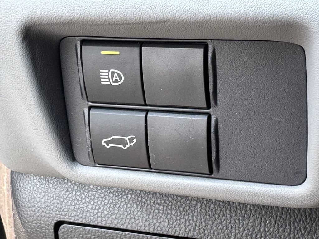 Used 2021 Toyota Highlander XLE AWD/4WD image 34