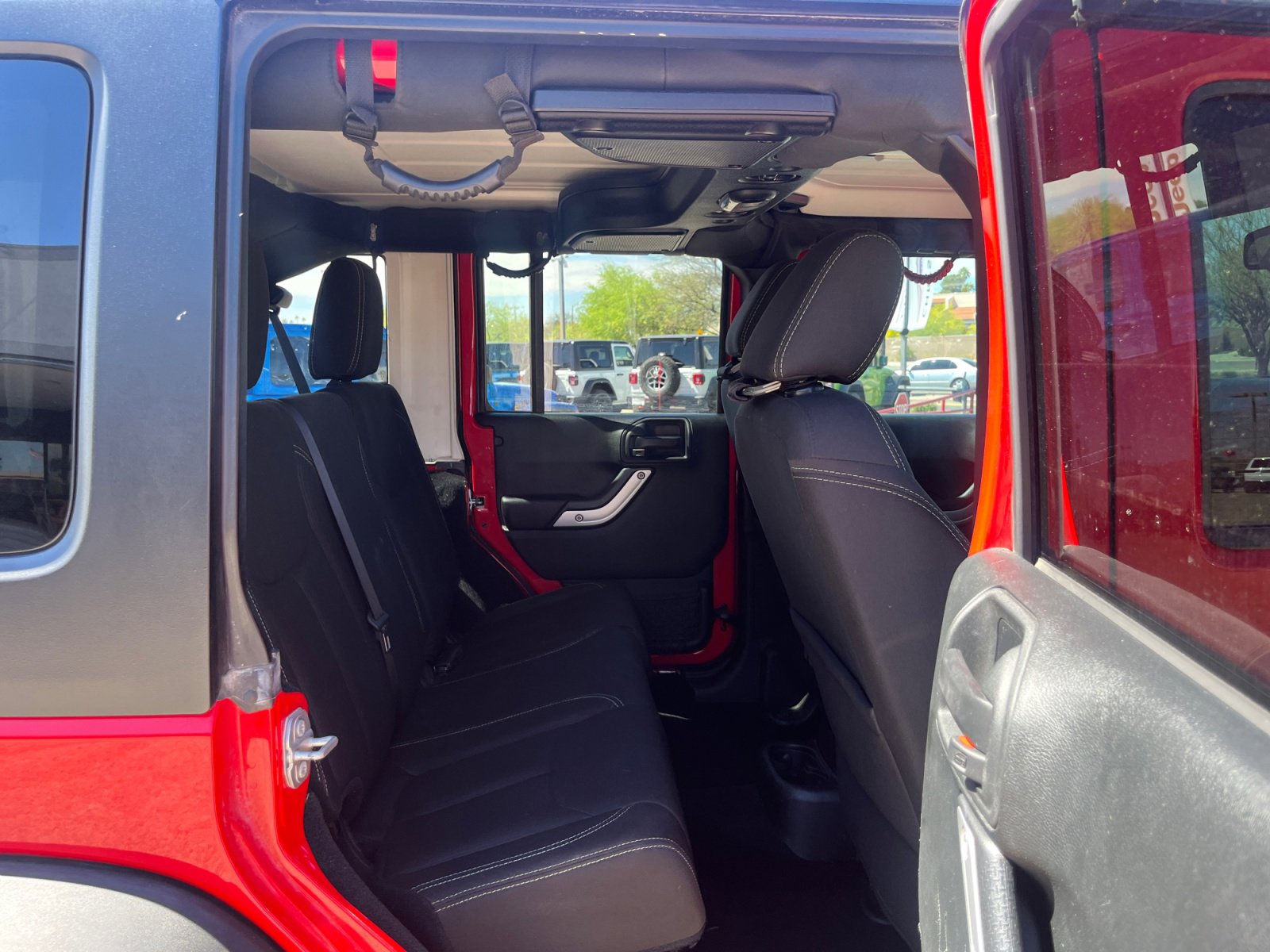 Used 2017 Jeep Wrangler Unlimited Rubicon w/ Connectivity Group image 18