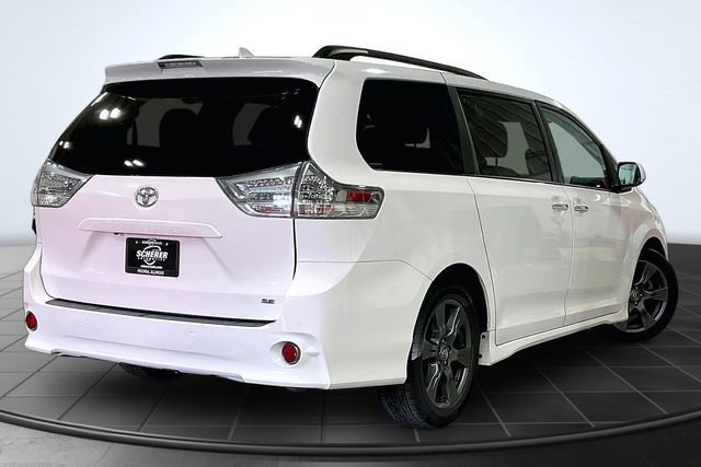 Used 2020 Toyota Sienna SE w/ SE Preferred Package FWD image 2