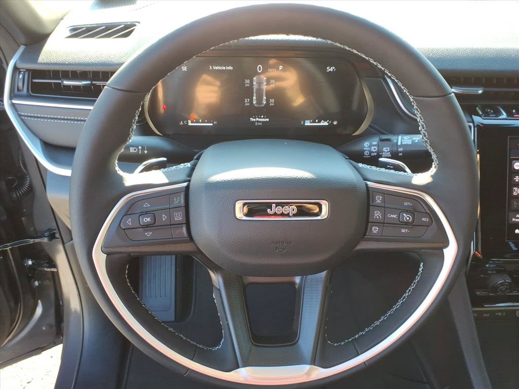 Used 2025 Jeep Grand Cherokee Altitude AWD/4WD image 11