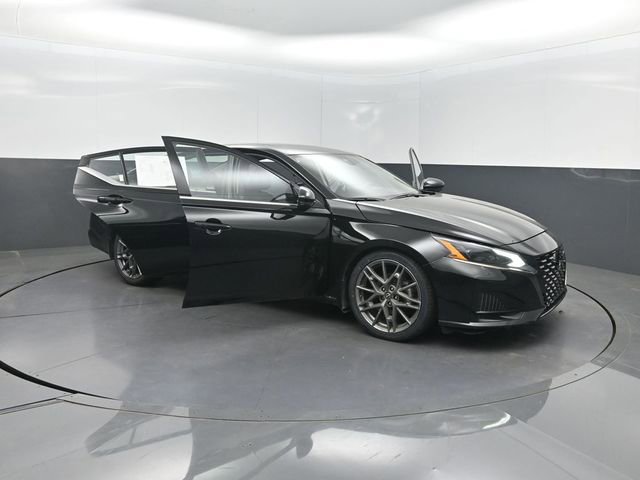 Used 2023 Nissan Altima 2.0 SR FWD image 41