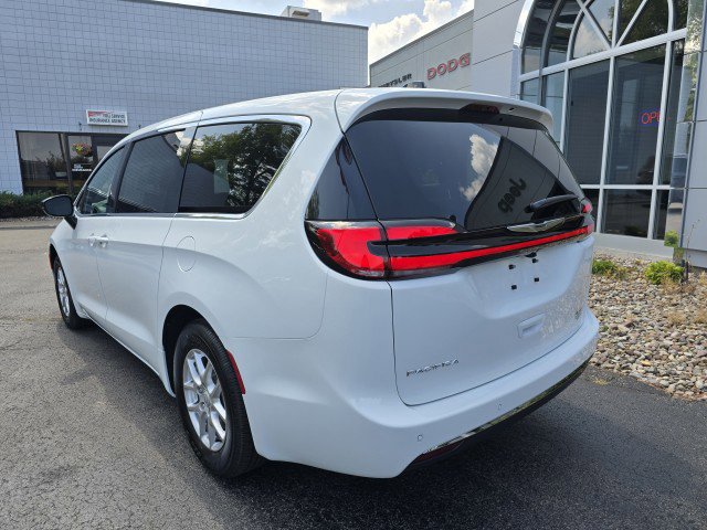 New 2026 Chrysler Pacifica Select image 4