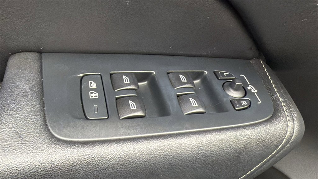 Certified 2024 Volvo XC60 B5 Ultimate w/ Climate Package image 15